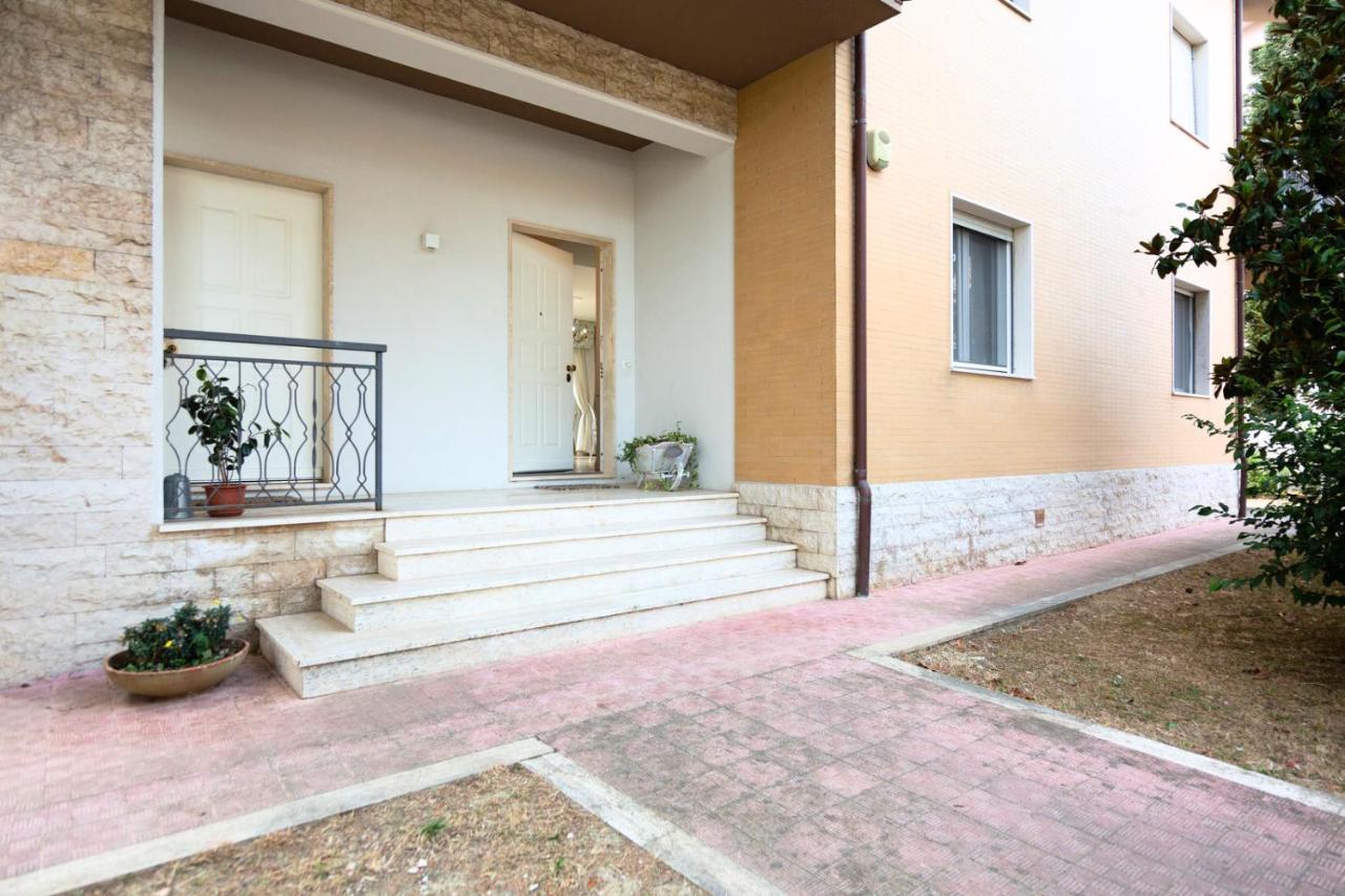 L'Oasi Della Pace - Confortevole E Vicino A Tutto Apartamento Chiaravalle Exterior foto