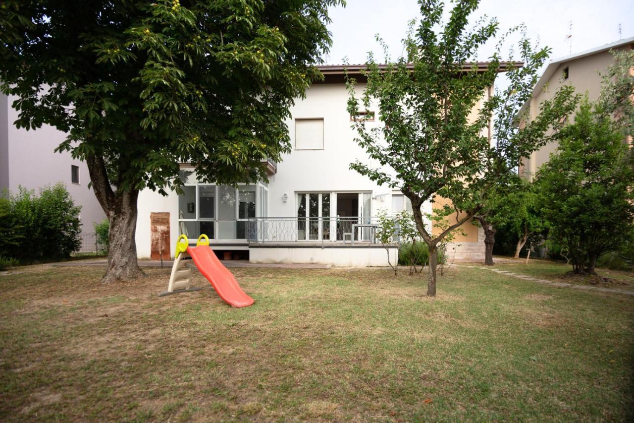 L'Oasi Della Pace - Confortevole E Vicino A Tutto Apartamento Chiaravalle Exterior foto